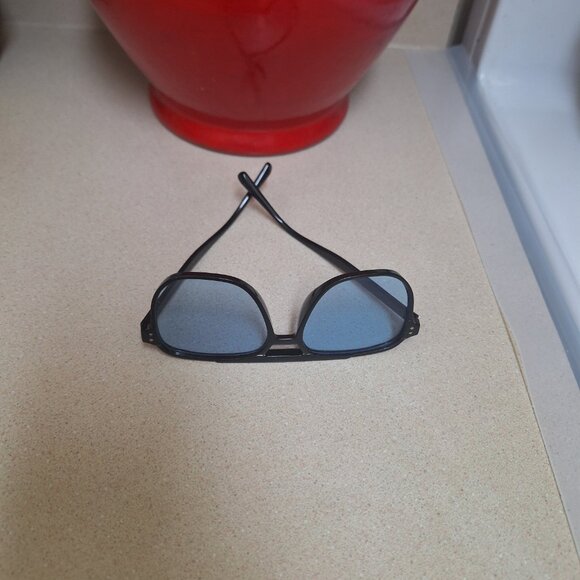 TWO WOMAN SUNGLASSES. - Picture 4 of 5